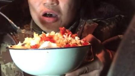 小伙自驾游穷游川藏线视频 在车里睡觉时被暴风雪袭击